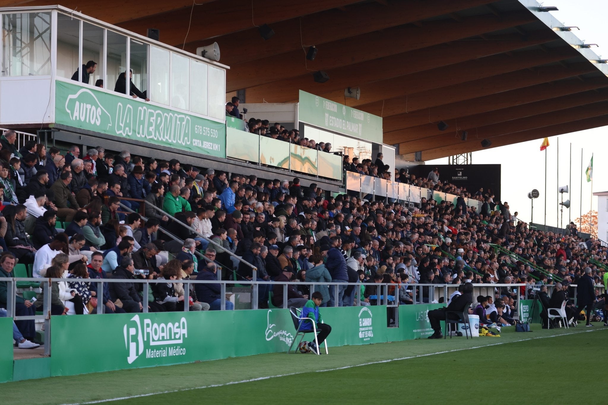 Imagen de la grada de Tribuna del estadio El Palmar llena durante un partido del Atlético Sanluqueño esta temporada.