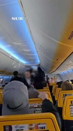 Pasajeros de un avión atan al asiento a una mujer que formó un altercado en pleno vuelo
