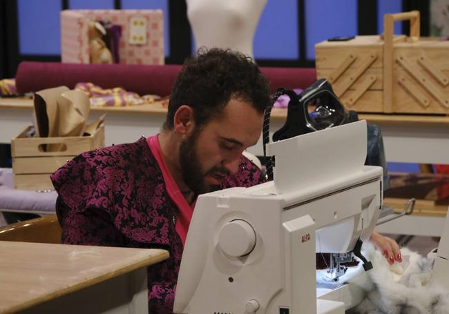 Cristian, con la máquina de coser en uno de los programas.