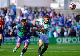 Dioni pugna por el balón con Rojas durante el partido de Sanlúcar.