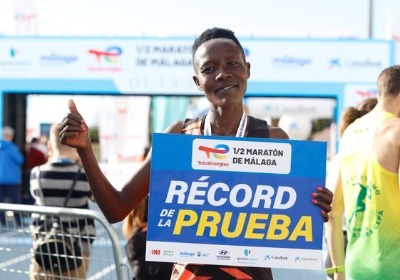 Loice Chamnung, la ganadora femenina, con la mejor marca de siempre en Málaga (1h.05:58)