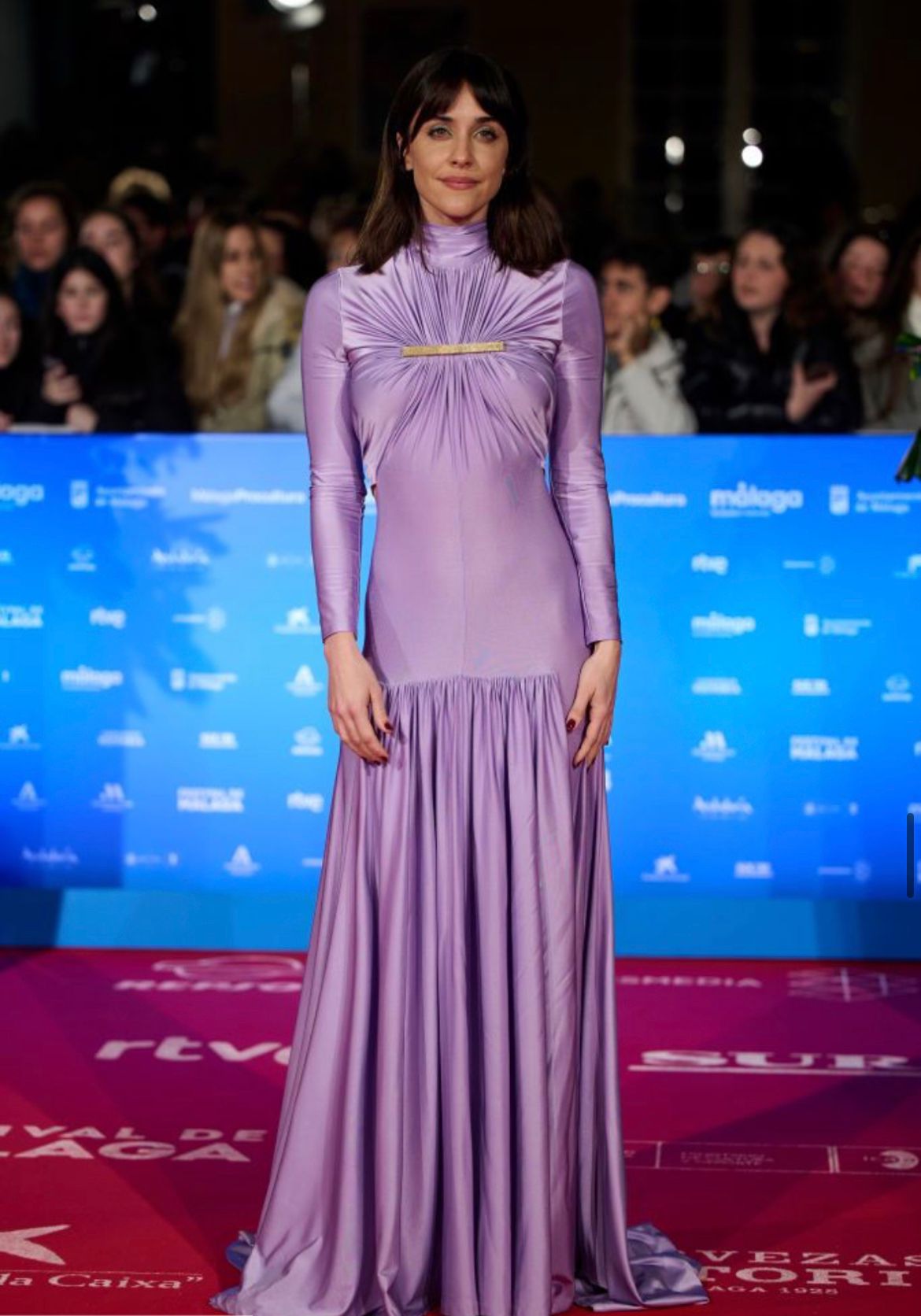 Macarena García se convirtió en la protagonista de la segunda alfombra de la 27 edición del Festival de Málaga con un precioso diseño lavanda firmado por Paco Rabanne.Para la ocasión, el estilista Jorge Ariza, eligió para ella un vestido satinado con drapeados, manga larga y un escote cut-out en la parte más baja de la espalda. Completó el 'outfit' con melena suelta y un maquillaje sencillo. Sobresaliente.