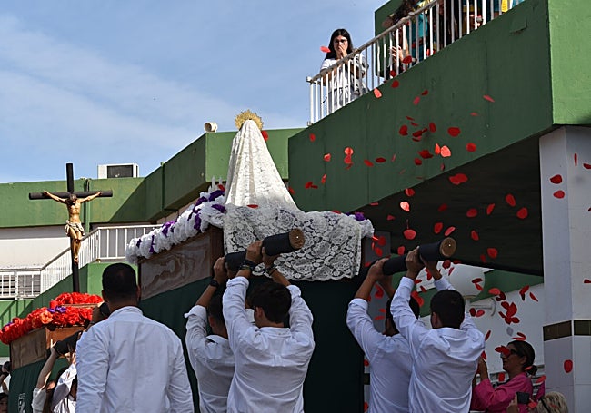 Encuentro de las dos imágenes que procesiona el colegio Puertosol.