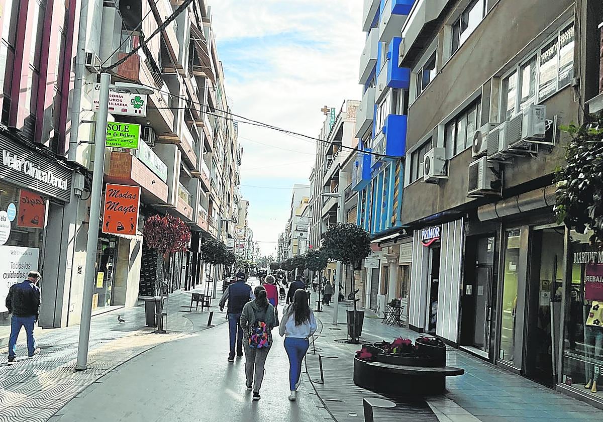 Imagen de la céntrica y peatonal calle del Mar de Torre del Mar, este invierno.