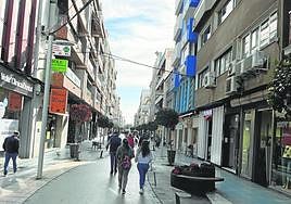 Imagen de la céntrica y peatonal calle del Mar de Torre del Mar, este invierno.