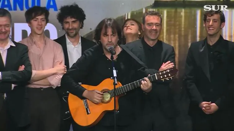 Así fue la canción que Isaki Lacuesta dedicó a su hija Luna, fallecida tras el rodaje de 'Segundo premio', en la gala de clausura del Festival de Málaga