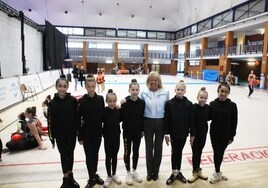 La alcaldesa, Ángeles Muñoz, junto a las gimnastas.