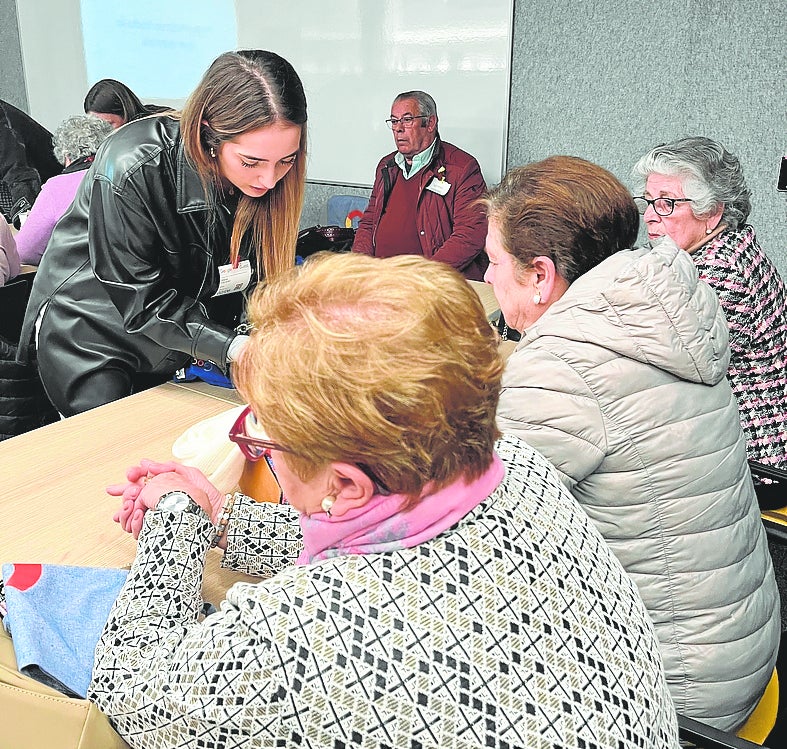 Los mayores haciendo actividades en el taller.