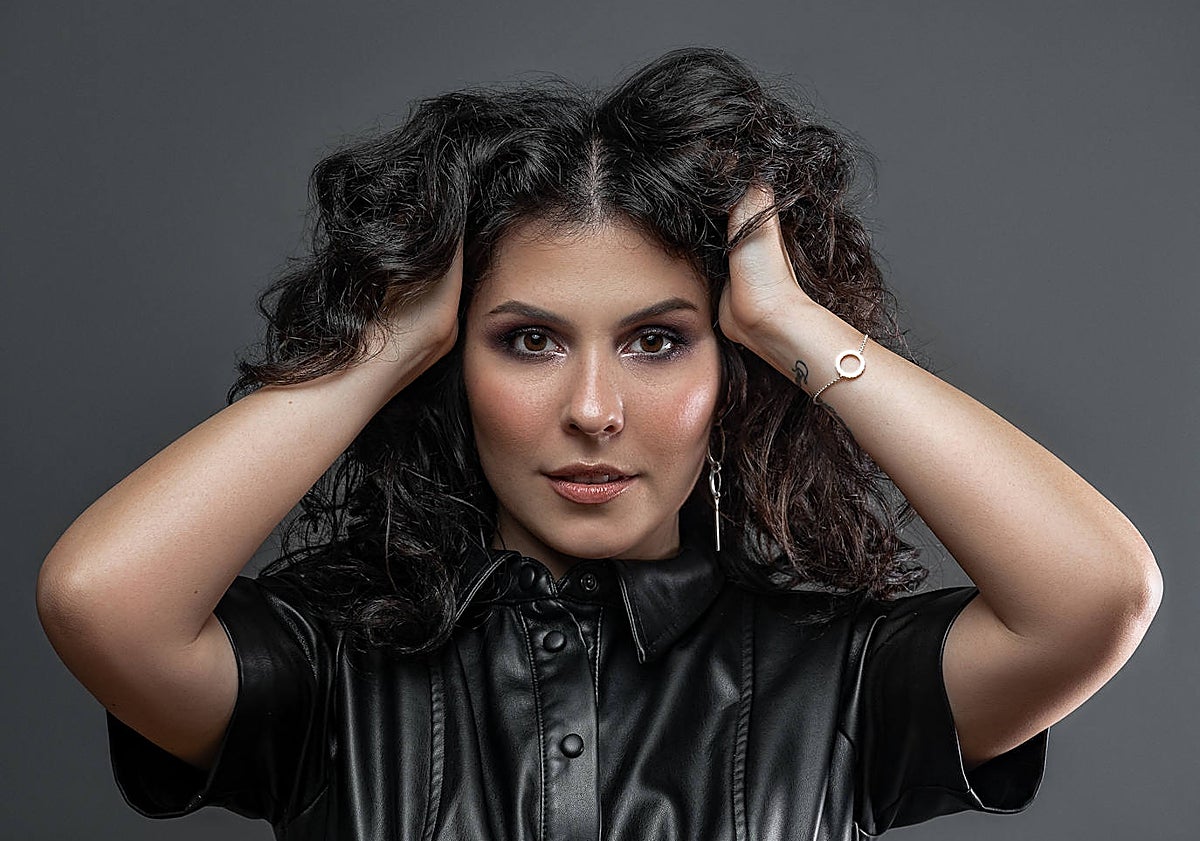 Imagen principal - Macha Ocean, junto a su cuarteto y en la portada de su dsco, 'Kaleidoscopic Realities'.