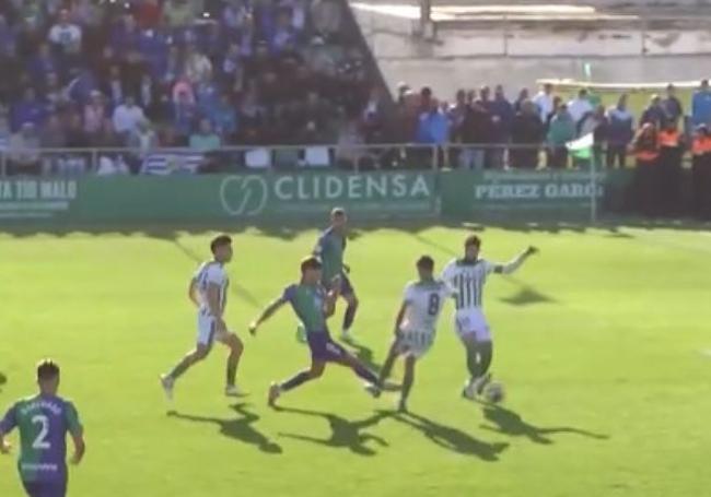 Momento de la patada de Pablo Carbonnell a Avilés.