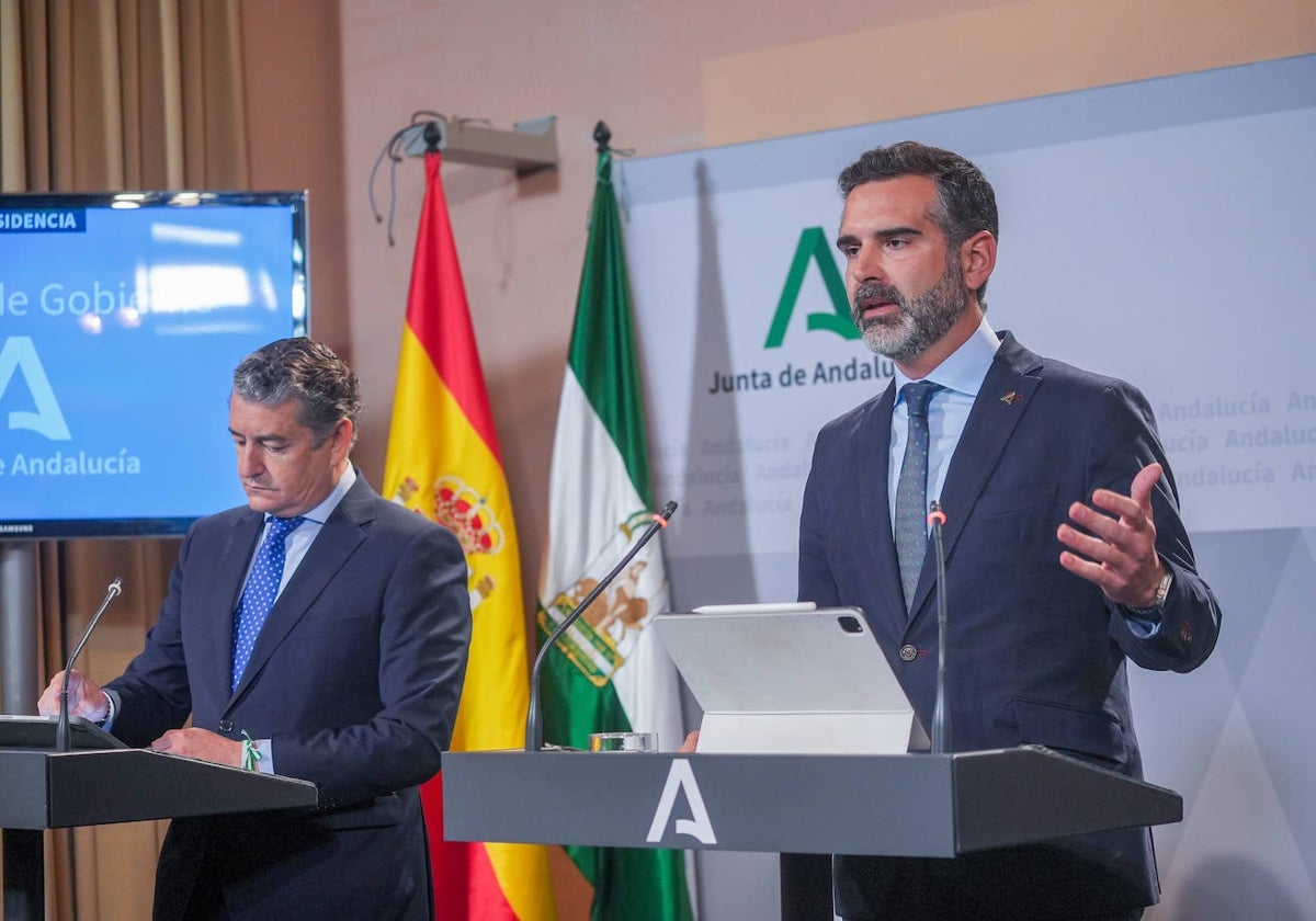 Los consejeros Antonio Sanz y Ramón Fernández-Pacheco, este lunes tras el Consejo de Gobierno.