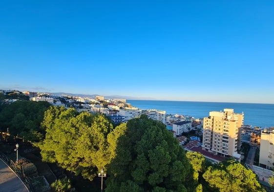 Vista general de Torremolinos, con La Carihuela al fondo.