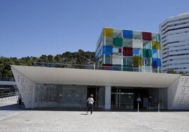 El cubo multicolor de cristales que corona el museo es su seña de identidad.