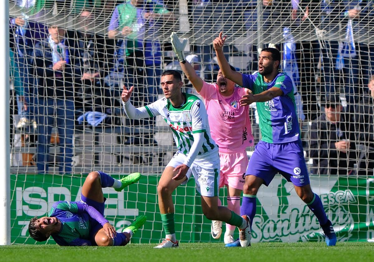 Una jugada del partido del Málaga contra el Atlético Sanluqueño donde Alfonso y Galilea protestan una falta en ataque del rival sobre Kevin.