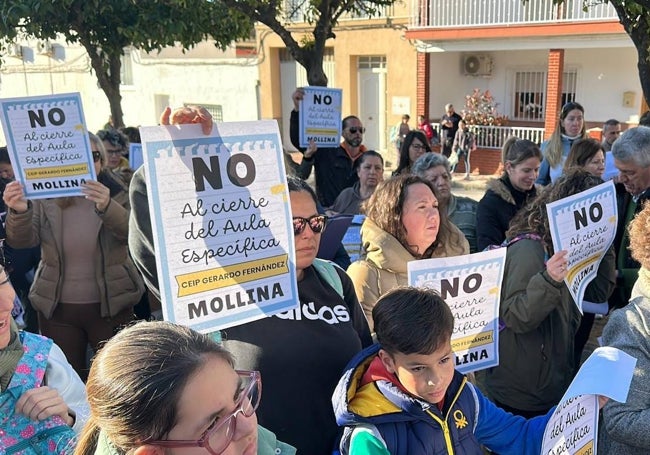 Protesta de los familiares del centro educativo por el cierre del aula específica.