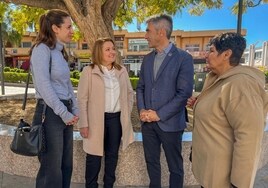 El secretario general del PSOE de Benalmádena, Víctor Navas, junto a otros miembros del partido.