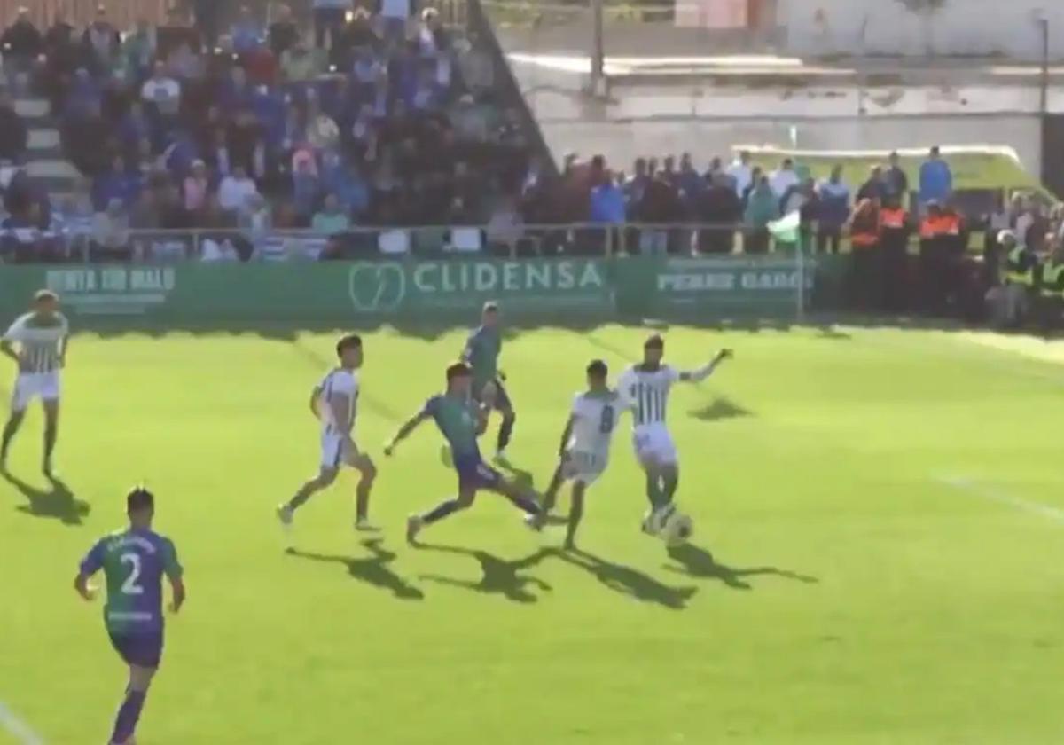 Momento de la patada de Carbonell a Avilés durante el Sanluqueño-Málaga y que el colegiado Alejandro Ojaos Valera.