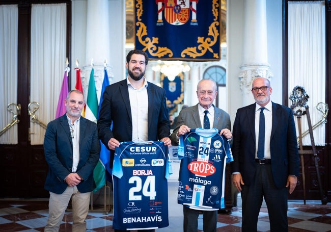 Borja Vivas y Francisco de la Torre, con camisetas personalizadas del Trops Málaga.