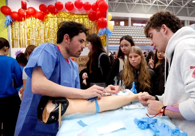 Hugo, estudiante de tercero de Enfermería, explica cómo se extrae una muestra de sangre.