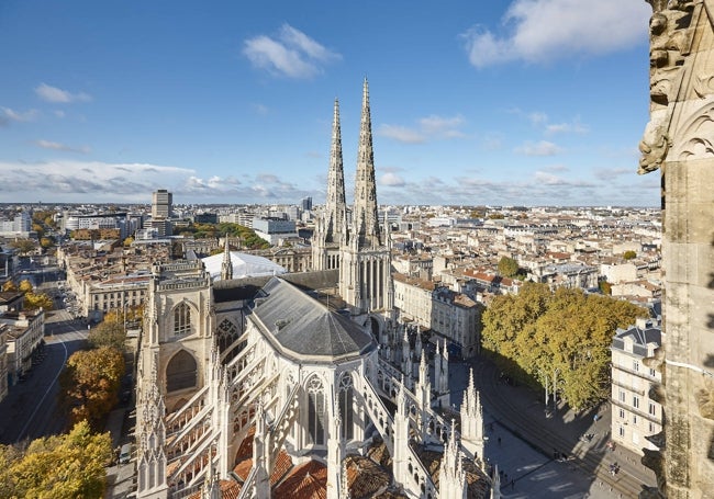 Imagen aérea de su famosa catedral gótica de Saint André.