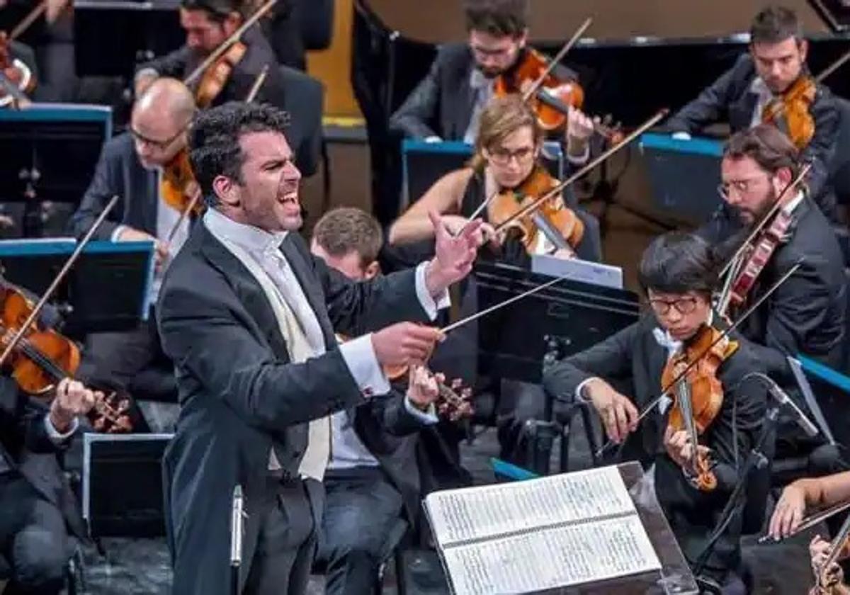 Arturo Díez Boscovich dirige la orquesta Larios Pop del Soho.