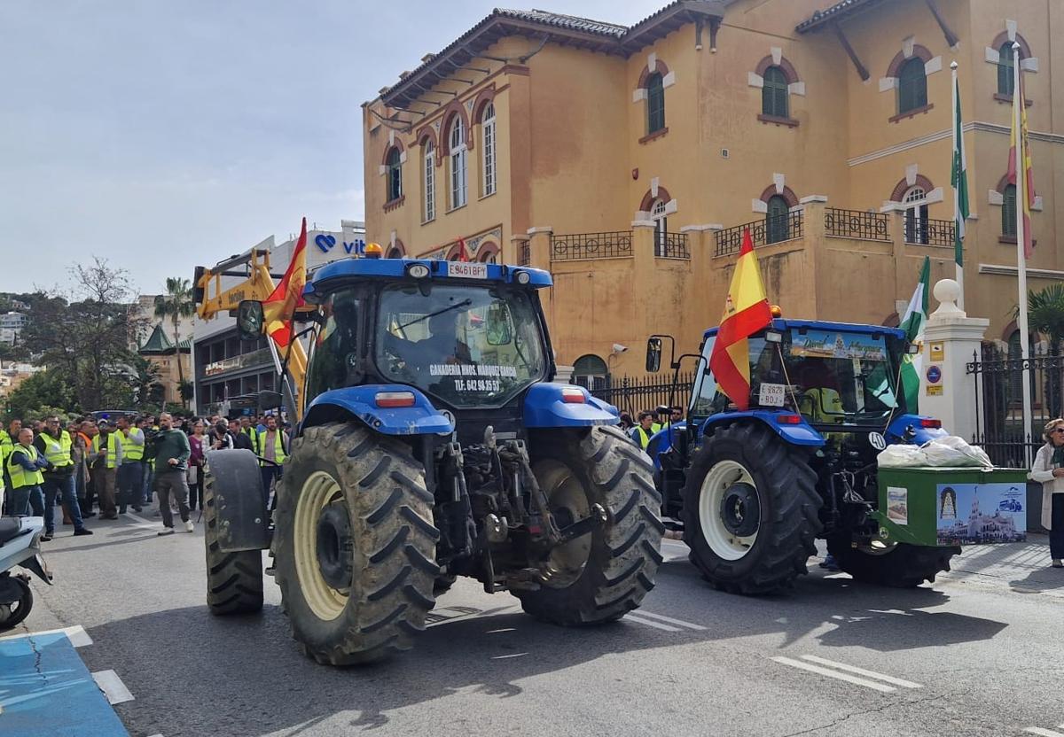 Imagen principal - Diferentes momento de las protestas de los agricultores en Málaga, este miércoles.