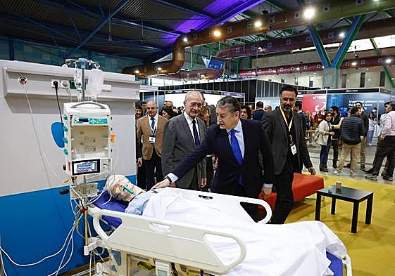El consejero Antonio Sanz y el alcalde de Málaga visitando el Congreso de Ciberseguridad que se celebra este miércoles y este jueves en el Palacio de Ferias.