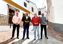 El alcalde y ediles del gobierno local bipartito, de PP y GIPMTM, este miércoles en la zona.