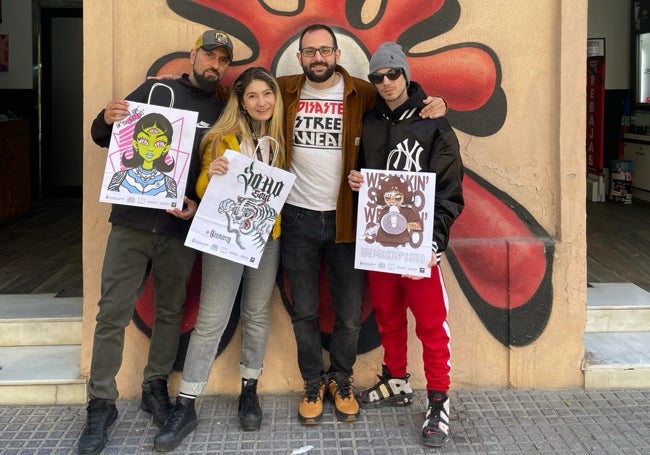 Manuel Criado, junto a los artistas que han participado en la iniciativa.