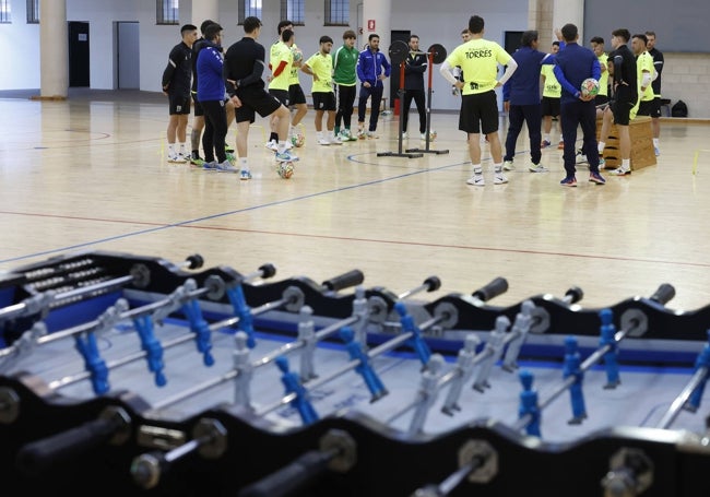 Un futbolín, en el Pabellón de Moclinejo, junto al equipo del UMA Antequera, antes de entrenarse.