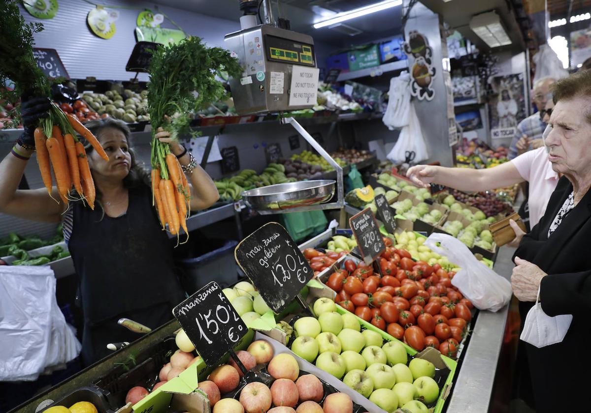 Mujeres comprando en el mercado.