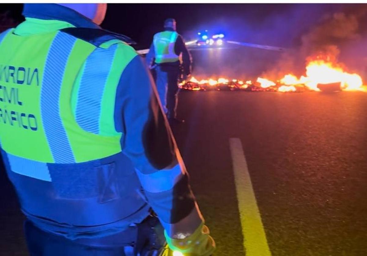 Investigan a una persona por quemar neumáticos y madera en la autovía de Las Pedrizas de Málaga