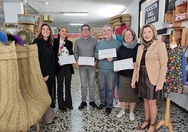 La delegada y la alcaldesa posan junto a los artesanos.