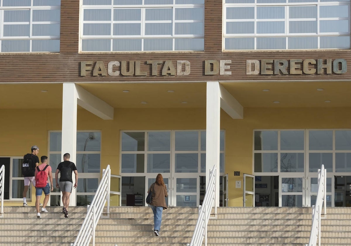 Unos estudiantes, en la Facultad de Derecho de la UMA.