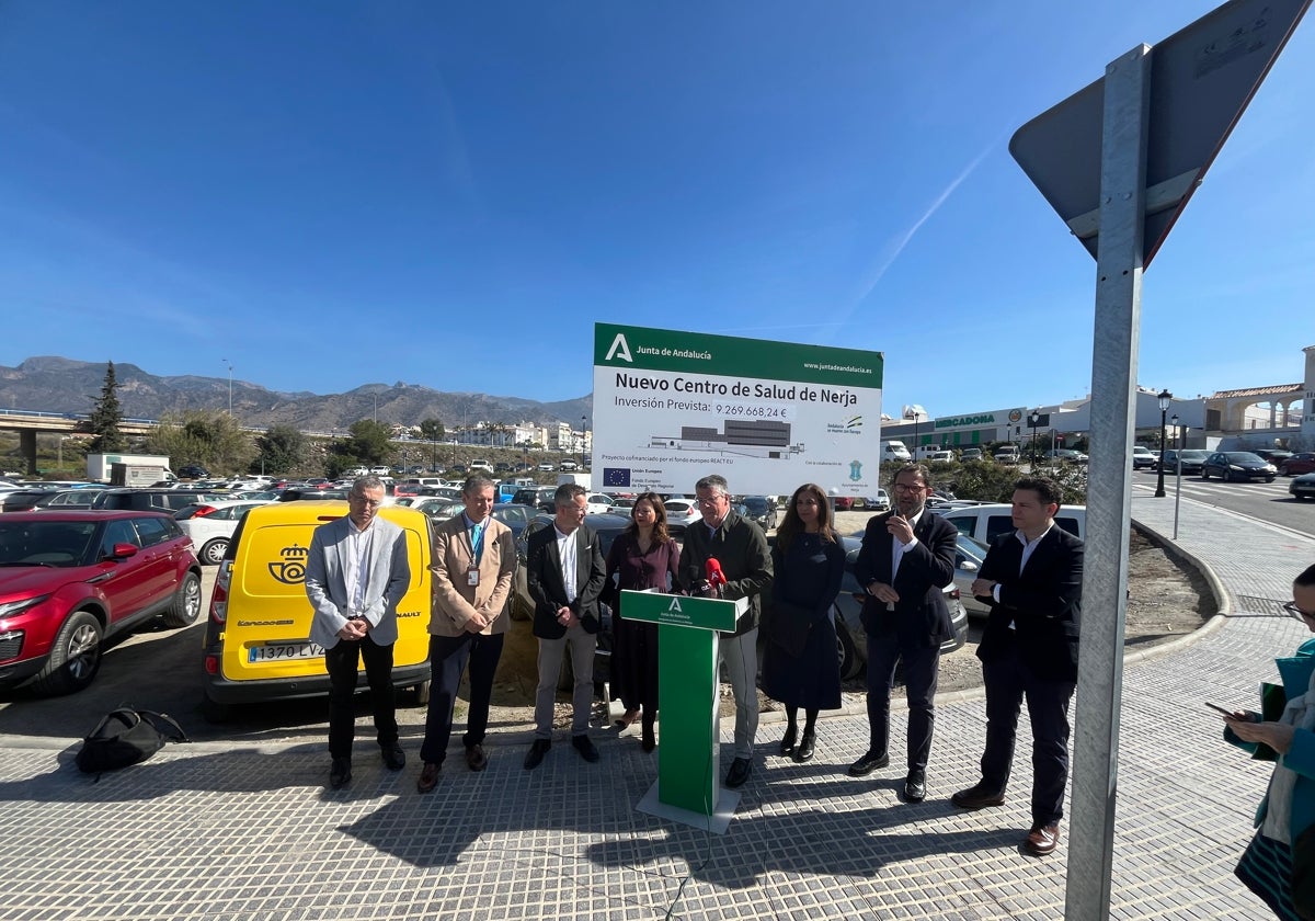 Autoridades, este viernes junto a la parcela donde se levantará el nuevo centro de salud de Nerja.