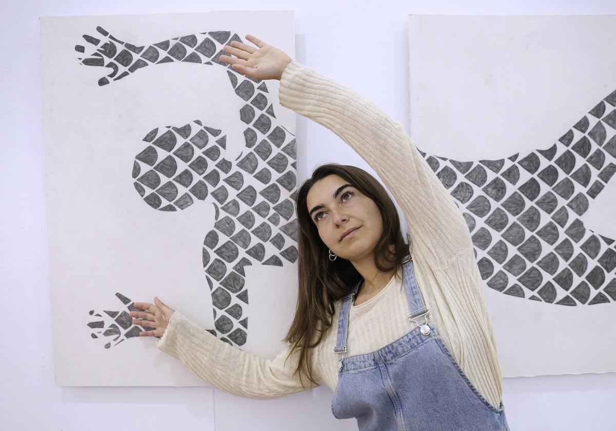 La artista Marta Troya, nacida en Segovia, pero que ha crecido en Málaga, posa con una de sus obras.