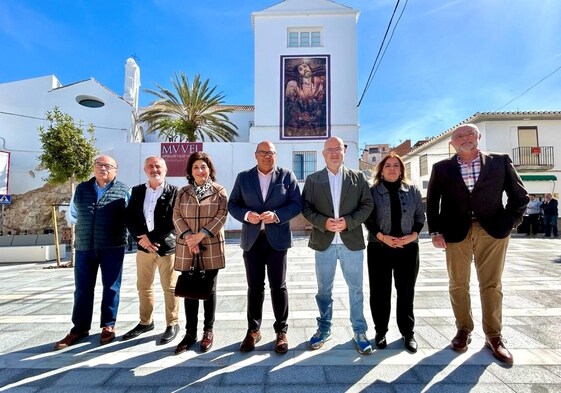 Autoridades locales de Vélez-Málaga, este viernes en la plaza recién remodelada.