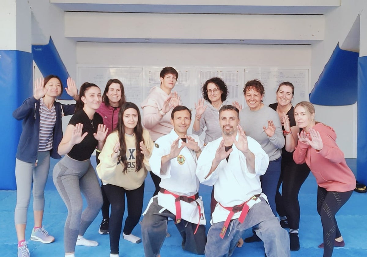 Monitores y participantes en el anterior curso de defensa personal.