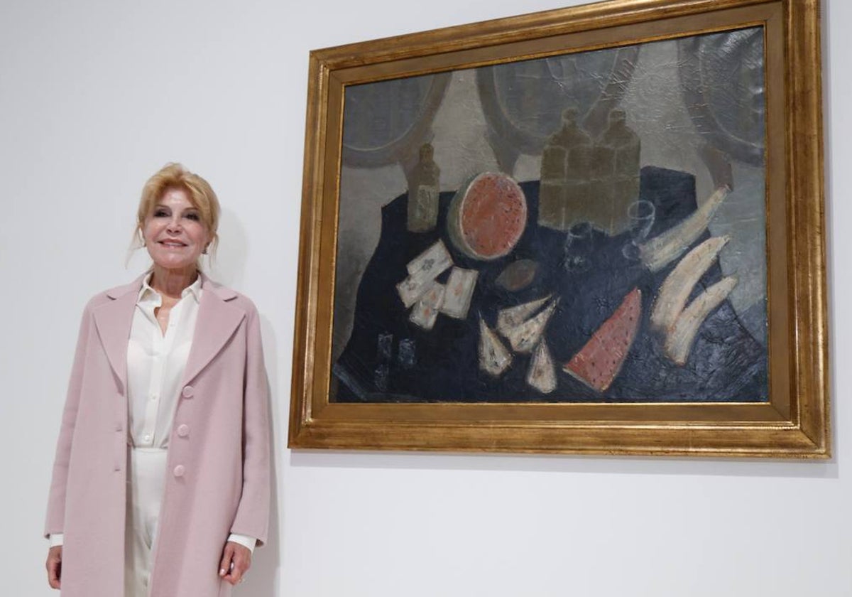 Carmen Thyssen, junto a la obra de Pancho de Cossío de su colección prestada para la exposición.