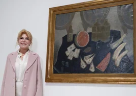 Carmen Thyssen, junto a la obra de Pancho de Cossío de su colección prestada para la exposición.