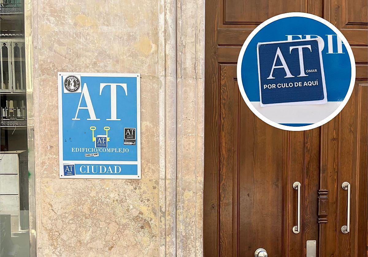 Pegatina en uno de los bloques de apartamentos turísticos de la capital.