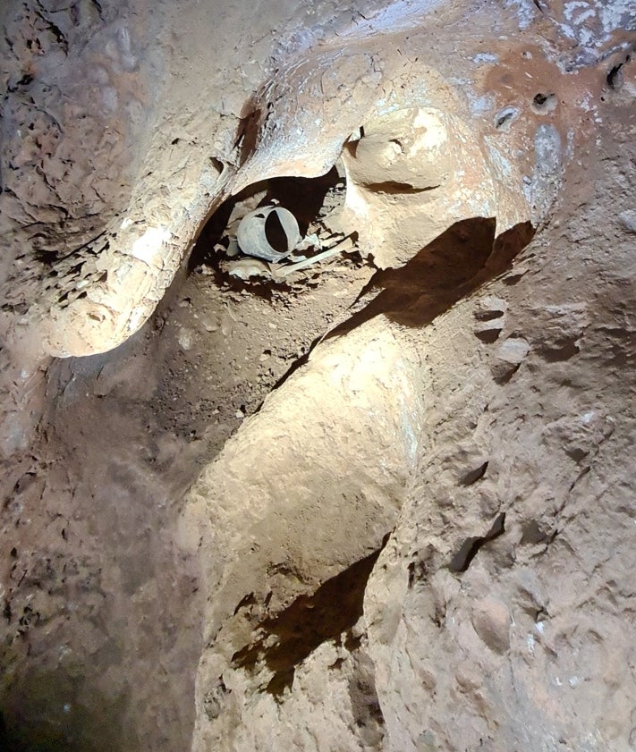 Imagen secundaria 2 - Recorrido por una de las grutas, el lago artificial de la Cueva del Tesoro y resto óseos en La Victoria.