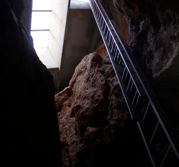 Uno de los accesos a la Cueva de la Victoria.