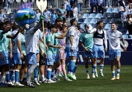 Los malaguistas celebran la victoria delante de la Grada de Animación tras el partido.