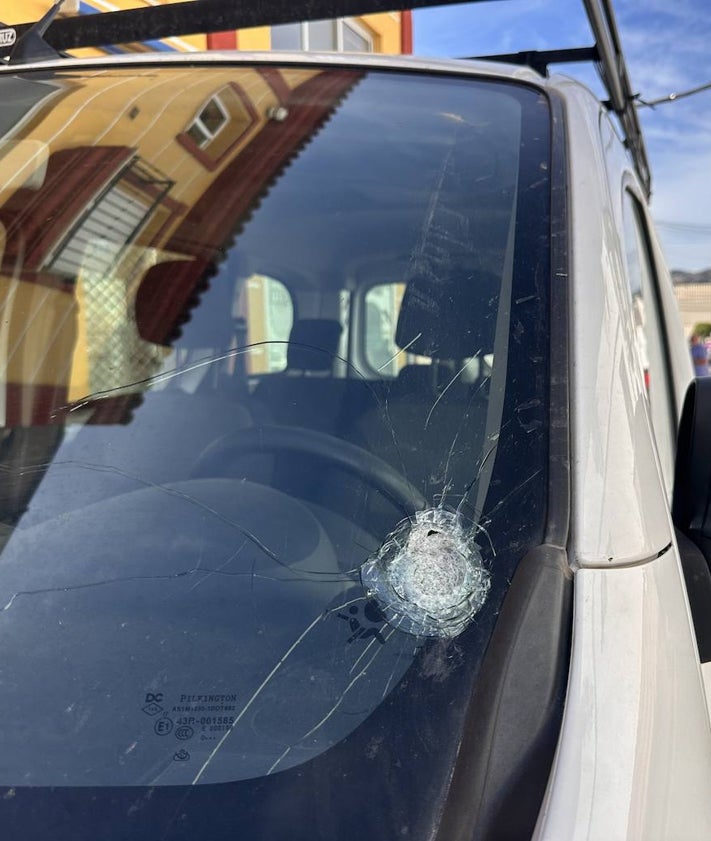 Imagen secundaria 2 - El impacto de al menos dos balas en la calle Lealtad de Pizarra, donde Gracia fue asesinada la pasada madrugada.