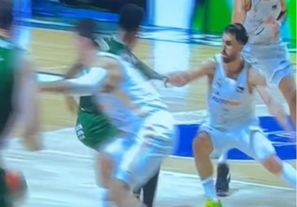 Campazzo agarra de la camiseta a Carter en su intento de frenarlo.