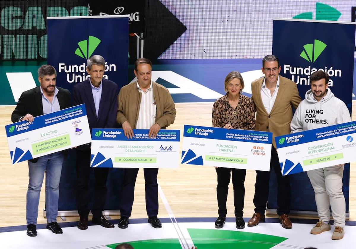 José Manuel Domínguez y Sergio Corral, con los premiados.