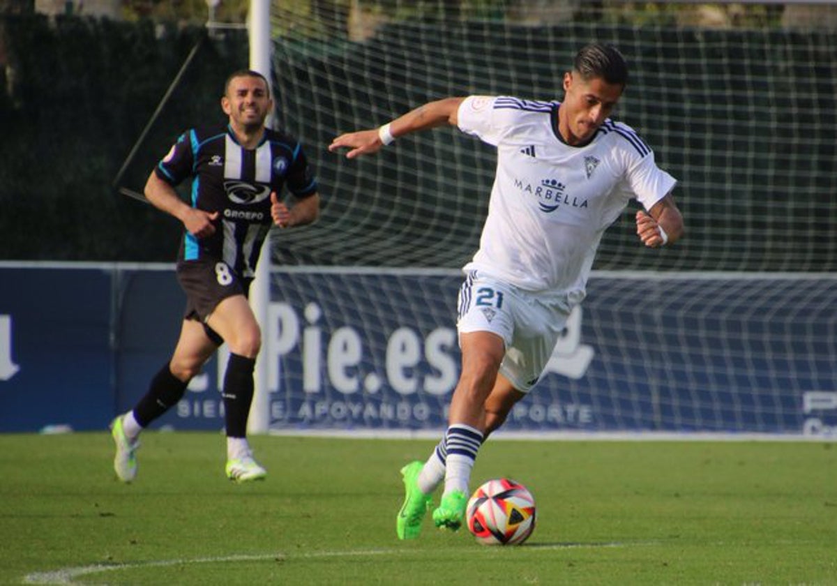 Una acción del duelo del Marbella ante el Mar Menor.