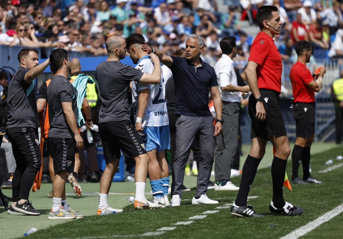 El entrenador del Málaga, Sergio Pellicer, en un momento del partido contra el Intercity en La Rosaleda.