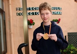 Maxim Dudik acudió ayer con su recién ganada medalla de oro al Colegio Alemán de Marbella, donde estudia primero de Bachillerato.